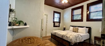 Pet friendly 1bd/1b unit with full kitchen and dining area