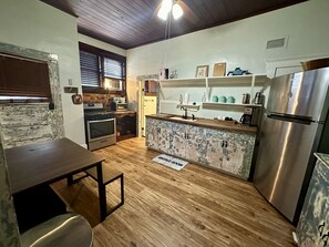 Frigorífico, microondas, horno y cafetera o tetera