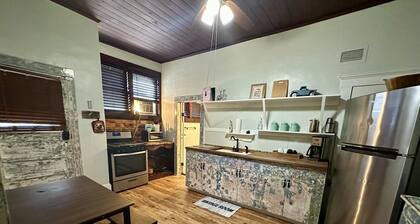 Pet friendly 1bd/1b unit with full kitchen and dining area