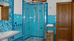 Dusche, Haartrockner, Handtücher, Toilettenpapier