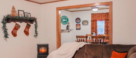 Smart-TV, peis, DVD-spiller og bøker