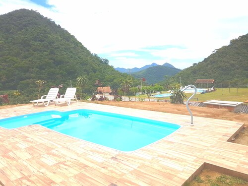 Casa 5 Suítes, Piscina e Churrasqueira Privativas em Teresópolis