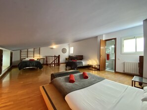 2 bedrooms, iron/ironing board, Internet, bed sheets - Duplex Oasis central apartment with terrace (Sitges)