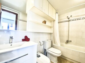 Bathtub, towels
