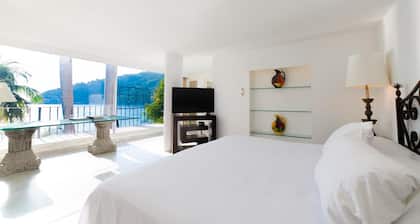 Beautiful Villa Aldila with Direct Beach Access in Acapulco