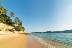 Beach nearby, sun loungers, beach towels