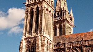 Een historische kathedraal met hoge spitsen en gedetailleerd stenen werk.