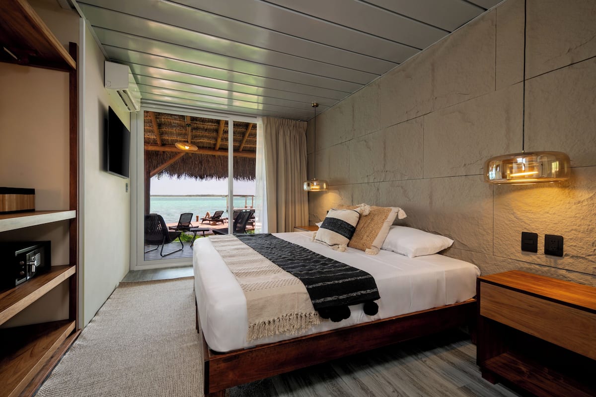 Phòng Premium, quang cảnh eo biển | Chăn bông, minibar, trang trí khác biệt