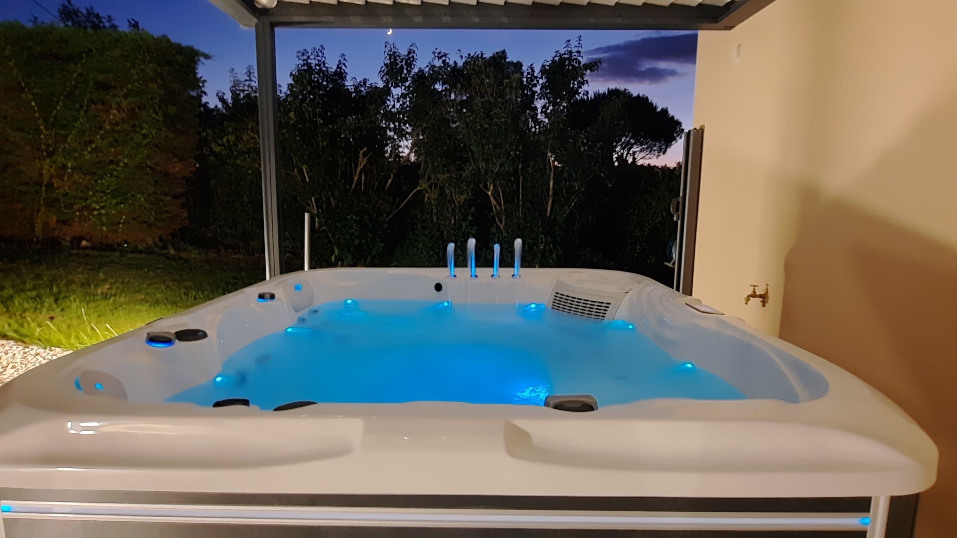 Outdoor spa tub