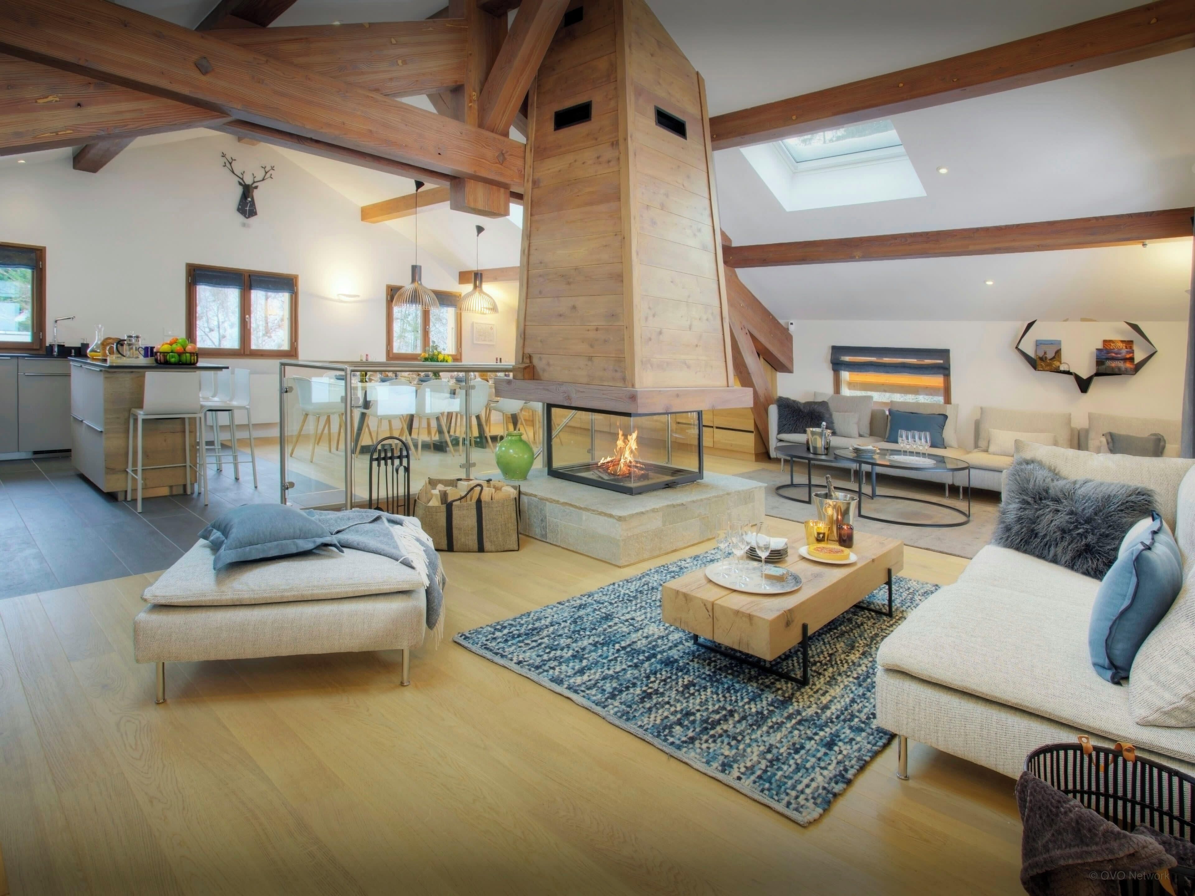 Een televisie, een open haard, een videogameconsole en een dvd-speler