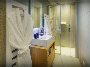 Shower, hair dryer, towels - Chalet Riparian - ski-in ski-out holiday La Clusaz 12p, spa - OVO Network (La Clusaz)