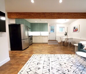 Interior - ❤ 2 BEDROOM Charmer -- Minutes to downtown -- FREE Parking (Vancouver)