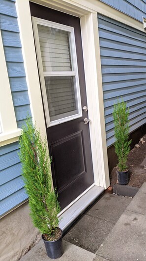 Exterior detail - ❤ 2 BEDROOM Charmer -- Minutes to downtown -- FREE Parking (Vancouver)