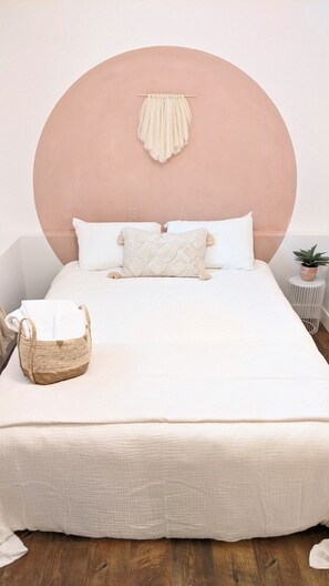 2 habitaciones, escritorio y tabla de planchar con plancha 