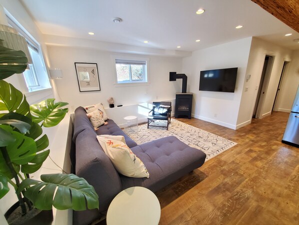 Smart TV, fireplace, books - ❤ 2 BEDROOM Charmer -- Minutes to downtown -- FREE Parking (Vancouver)