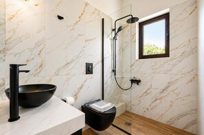 Shower, hair dryer, towels