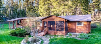 Newly updated custom cabin- private hot tub, game room, in serene rural setting