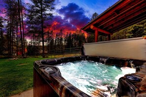 Outdoor spa tub - Newly updated custom cabin- private hot tub, game room, in serene rural setting (Whitefish)