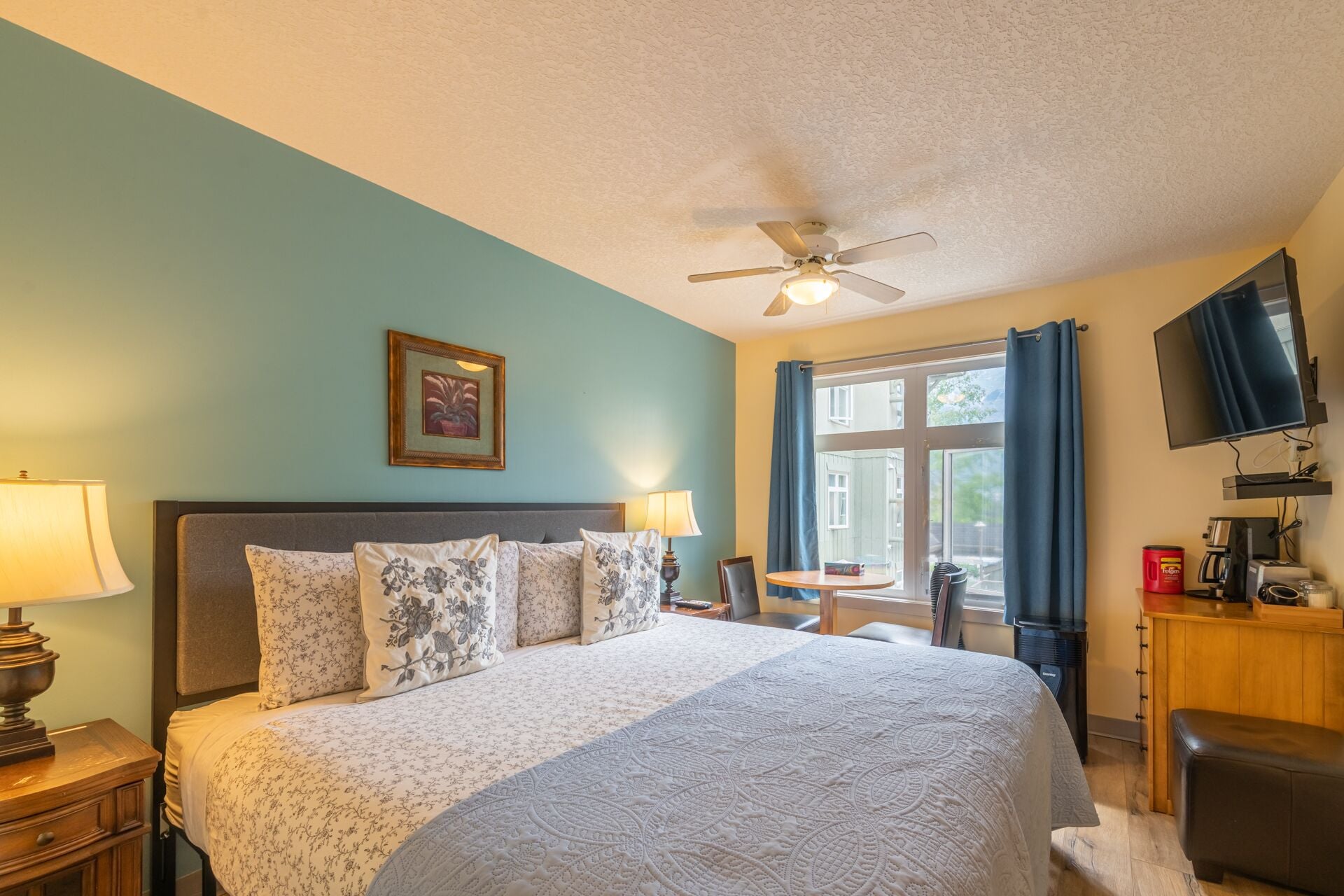 1 slaapkamer, een strijkplank/strijkijzer, gratis wifi, beddengoed