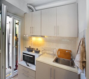 Frigorífico, horno, placa de cocina y cafetera o tetera