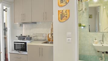 Een koelkast, een oven, een kookplaat, een koffiezetapparaat/waterkoker