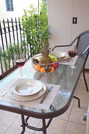 Outdoor dining - Nona's studio - a beautifully renovated 19 m² ground-floor space (Corfu)