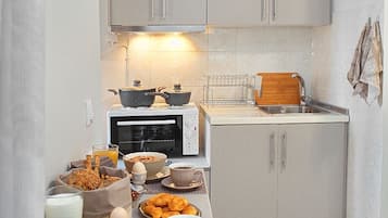 Fridge, oven, stovetop, coffee/tea maker