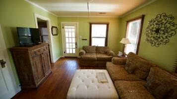 Cottage, 2 Tempat Tidur Queen, patio | Ruang keluarga | TV