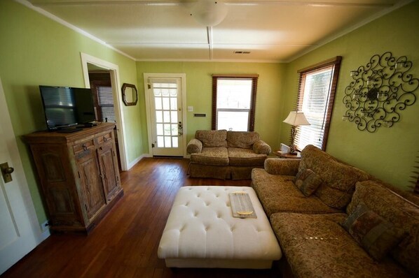 Living room - Cozy Main Street Cottage (San Andreas)