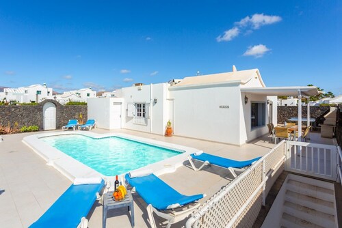 Villa Zoe - Three Bedroom Villa, Sleeps 6