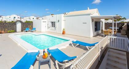 Villa Zoe - Three Bedroom Villa, Sleeps 6
