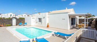 Villa Zoe - Three Bedroom Villa, Sleeps 6