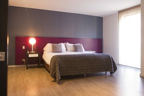 1 slaapkamer, een kluis op de kamer, een bureau