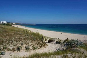 Plage, chaises longues