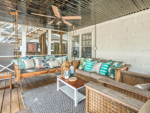 Heated Pool Access, Great Outdoor Space & Firepit!