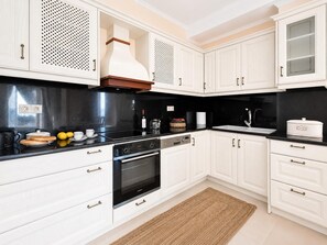 Coffee/tea maker, fridge, oven, dishwasher
