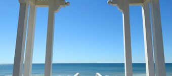 Private pool, FREE BIKES, Across the street from the BEACH! Free Pool Heater!