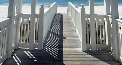 Private pool, FREE BIKES, Across the street from the BEACH! Free Pool Heater!