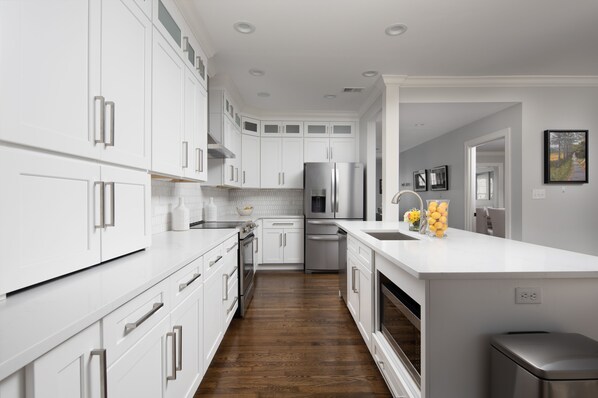 Fridge, microwave, oven, stovetop - Gratz Park Place-Historic District- Walk Downtown (Lexington)