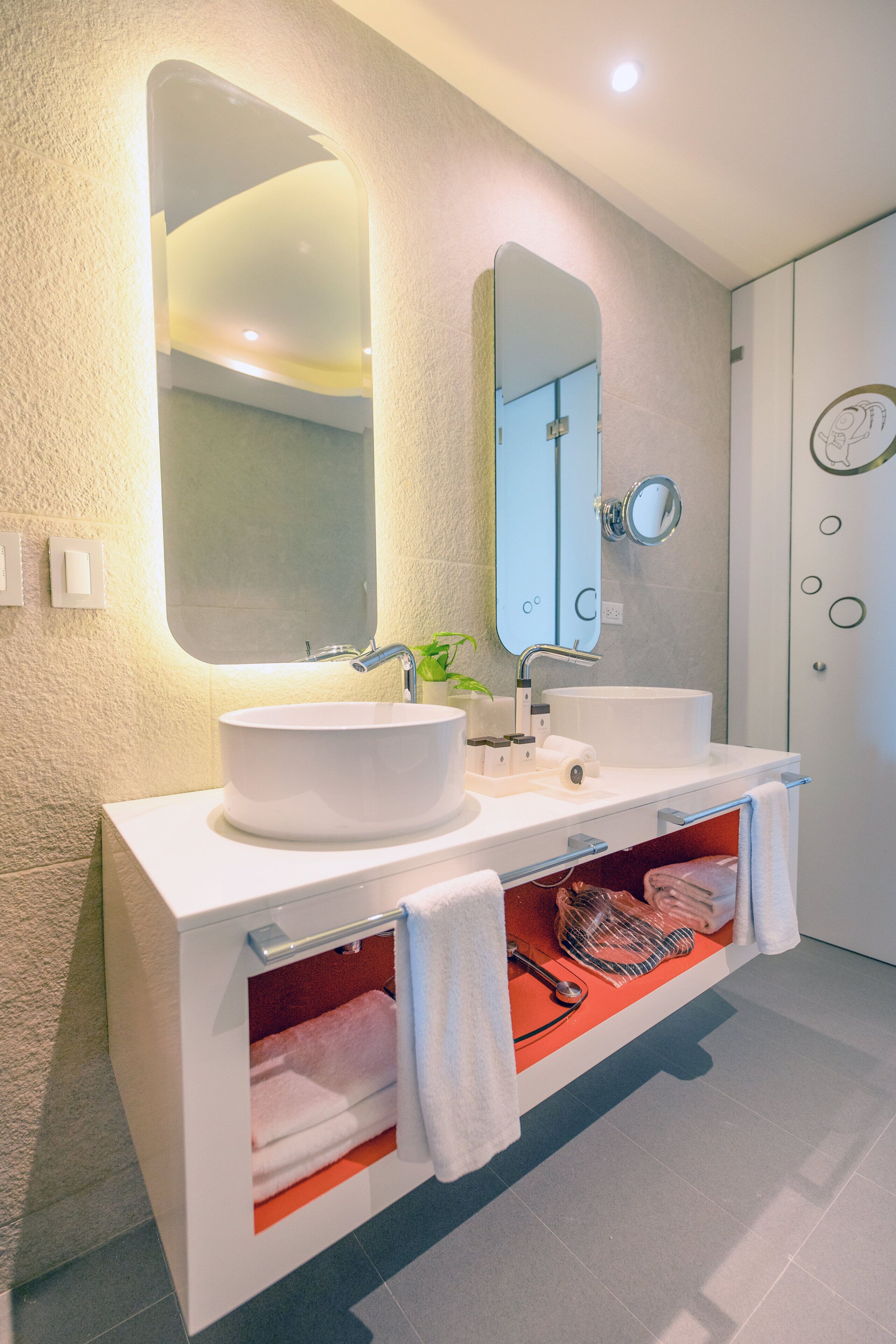 1 bedroom, frette italian sheets, premium bedding, memory-foam beds