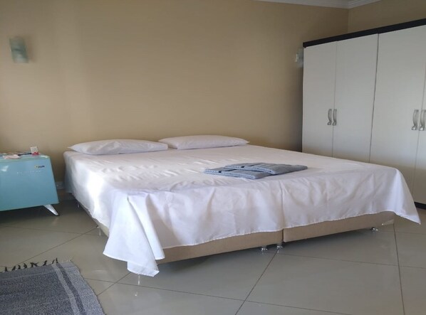 4 bedrooms, iron/ironing board, WiFi, bed sheets