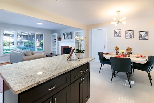 Original Oak Tree Oasis: Private sunroom/deck/grill/firepit/yard