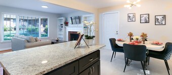 Original Oak Tree Oasis: Private sunroom/deck/grill/firepit/yard