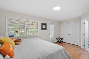 2 bedrooms, desk, iron/ironing board, free WiFi - Original Oak Tree Oasis: Private sunroom/deck/grill/firepit/yard (Raleigh)