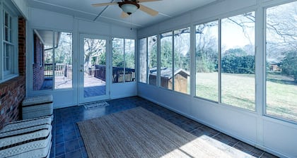 Original Oak Tree Oasis: Private sunroom/deck/grill/firepit/yard (❤️ of Raleigh)