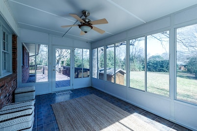 Original Oak Tree Oasis: Private sunroom/deck/grill/firepit/yard (❤️ of Raleigh)