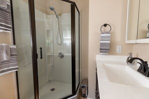 Bathtub, hair dryer, towels, soap - Original Oak Tree Oasis: Private sunroom/deck/grill/firepit/yard (Raleigh)