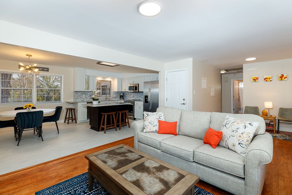 Original Oak Tree Oasis: Private sunroom/deck/grill/firepit/yard (❤️ of Raleigh)