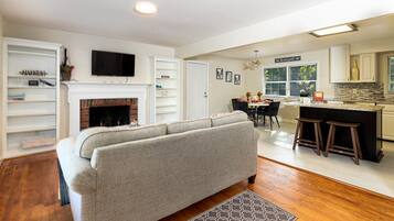 Smart-tv, eldstad och böcker