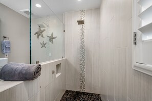 Dusche, Haartrockner, Handtücher